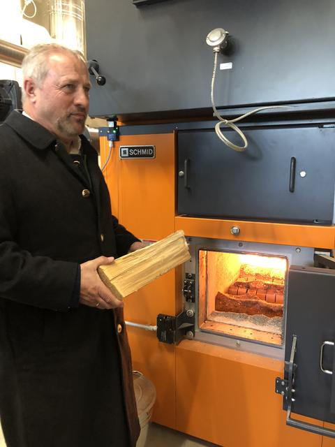 Bürgermeister Flatscher verbrannte zur Eröffnung ein Holzscheitl.