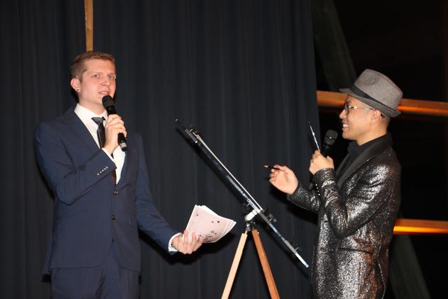 Mr. Xi zeigte sein Talent auf der Bühne und karikierte Moderator Jürgen Frommelt. | Foto: Foto: Schwarz