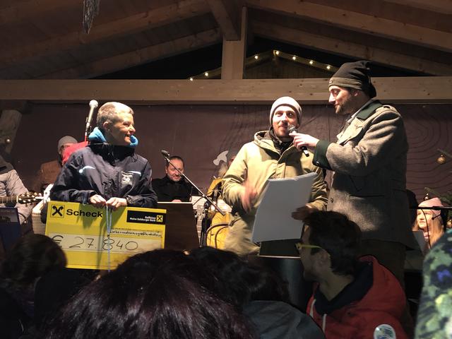 Marcel Hirscher übergibt den Scheck symbolisch an Engelbert Oppeneiger. Die Summe wird zwischen dem Behinderten Sportverband Pongau und den Österreichischen Partnerhunden aufgeteilt. | Foto: BB-Pongau