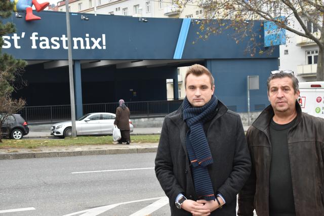 Auf Höhe des Hofers queren viele Fußgänger: Hier braucht es eine Regelung, so Christian Schuch und Wolfgang Fasching (l., beide FPÖ). | Foto: Karl Pufler