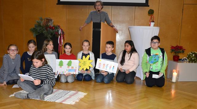 Die kleinen Künstler nahmen das Publikum auf eine Traumreise ins Land der Kinderrechte mit.  | Foto: Grumbach 
