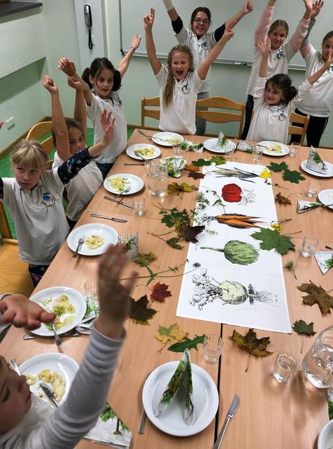 Die Tafel der Kinder wird immer dem Anlass entsprechend geschmückt.  | Foto: Barbara Schmitz