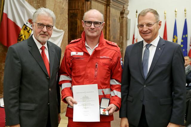 OÖRK Präsident Walter Aichinger, Anton Schroll, Landeshauptmann Thomas Stelzer | Foto: Land OÖ