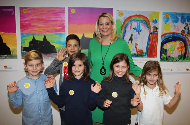 Bildungslandesrätin Daniela Winkler mit den Gewinnern der ersten Plätze des Zeichenwettbewerbs "Naturraum Burgenland" | Foto: LMS BGLD