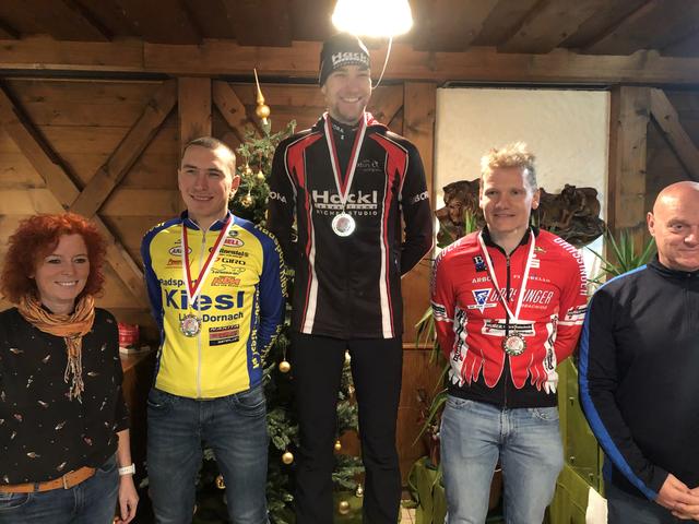 Mick Christoph (M.) und sein Team, freuen sich sehr über den ersten Platz.  | Foto: Hackl-Lebensräume