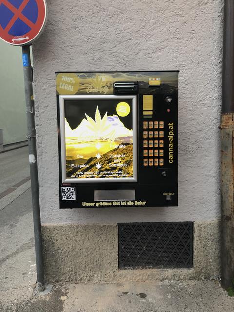 Wo früher Zigaretten zu kaufen waren, werden jetzt Produkte der Hanf-Pflanze angeboten. | Foto: Rüggeberg