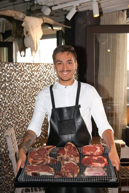 Alex Hofer ist Chef am Griller. | Foto: LukasPress