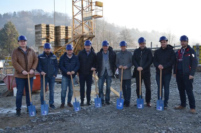 Der Spatenstich ist erfolgt: St. Peters Bürgermeister Reinhold Ebner (4.v.l.) u.a. mit den Projektverantwortlichen bzw. Vertretern der ausführenden Unternehmen.  | Foto: Roto Immobilien