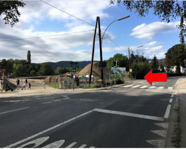 Auf der linken Seite fuhren unzählige LKW aus und ein. Jetzt erfolgt die Verlegung in Richtung Radegunder Straße. | Foto: KK