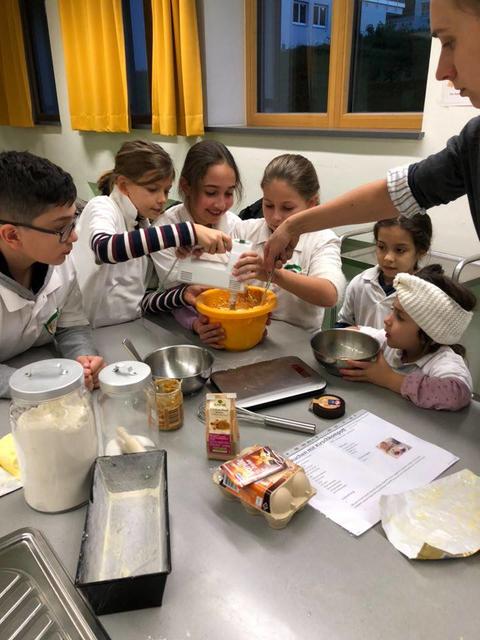 In der Adventzeit standen bei den Kleinen Küchenhelden Plätzen auf dem Kochplan.  | Foto: Barbara Schmitz