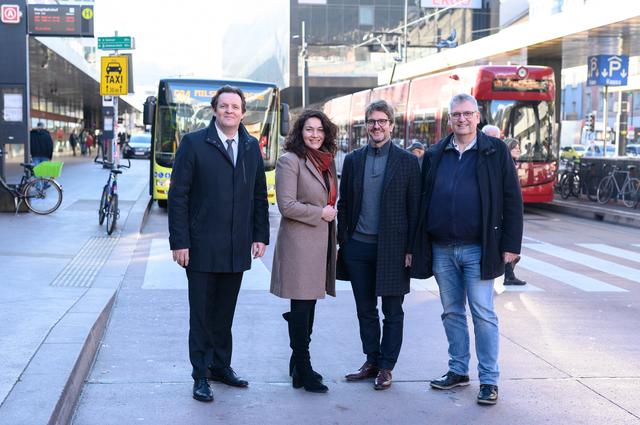 Robert Maier (rechts) stellte gemeinsam mit René Zumtobel (ÖBB), LH-Stvin Ingrid Felipe und Alexander Jug (IVB) die Fahrpläne für 2020 vor. | Foto: Newsroom.pr