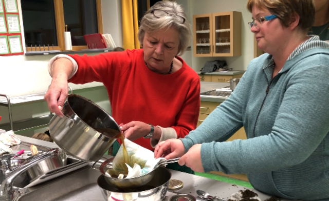 Barbara Schmitz und Regina Aschauer bei der Zubereitung des selbst gemachten Hustensaft.