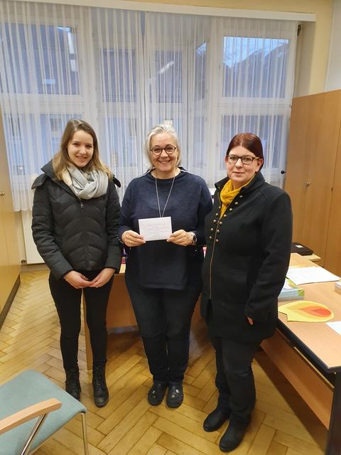 Katharina Knapp (l.) und Daniela Heiss (r.) von der SPÖ Jenbach übergeben die Spenden an Volksschuldirektorin Monika Kainrath