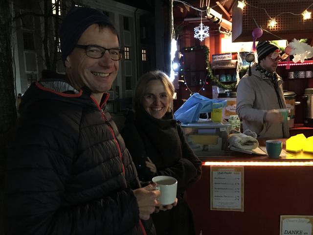 Punschen für einen guten Zweck am OK-Platz. | Foto: BL