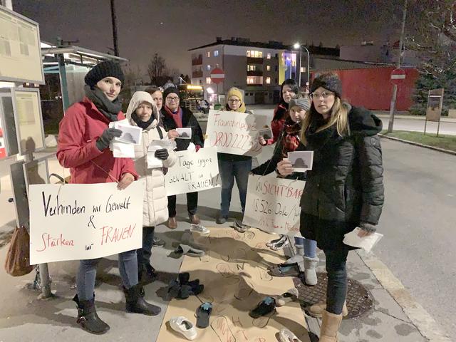 Die SPÖ Bezirksfrauen waren auf den Straßen unterwegs, um die Bevölkerung aufmerksam zu machen.