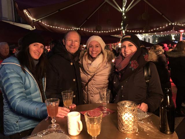 Plauderten bei Punsch und Glühwein: Claudia Nesler, Urs Harnik-Lauris, Julia Blödorn, Denise Posch (v.l.) | Foto: KK