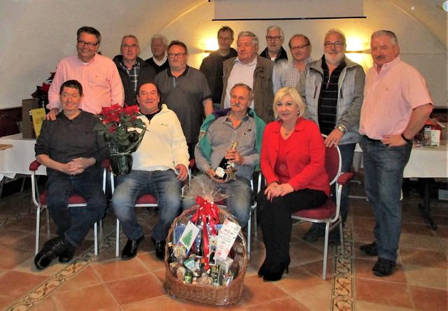vorne: Josef Tumhart (3. Platz), Andreas Preininger (1. Platz), Karl Rogetzer (2. Platz), Sandra Hutschala
hinten: Hannes Schreiber, Herbert Kurz, Hans Jörg Kamleitner, Erich Weiß, Heinrich Ertl, Johann Hubmaier, Paul Feiel, Otto Rauscher, Ernst Kurz und Erich Hubmaier | Foto: privat