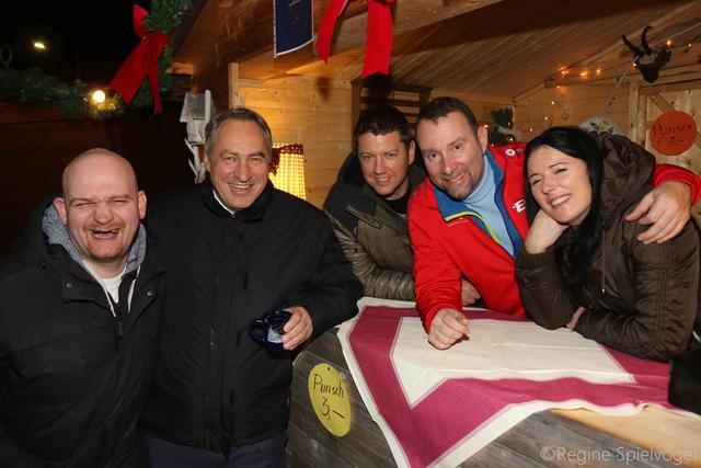 Jede Menge Spaß gab es an den Punschstandln der Vereine. Roland Mayer und Bürgermeister Josef Schmidl-Haberleitner gut gelaunt am Standl des Kraftsportvereins.