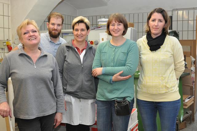 Übergibt die Buchbinderei Gutmann im Jänner 2020: Buchbindemeisterin Maria Walter (l.) mit ihrem Team in Fernitz-Mellach