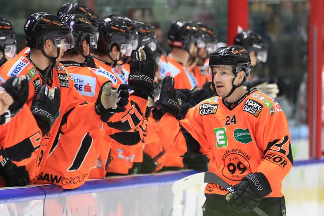 Tradition beim Eishockey: Nach jedem Tor wird mit dem Team abgeklatscht. Die 99ers haben beim Scoren aber Aufholbedarf. | Foto: GEPA
