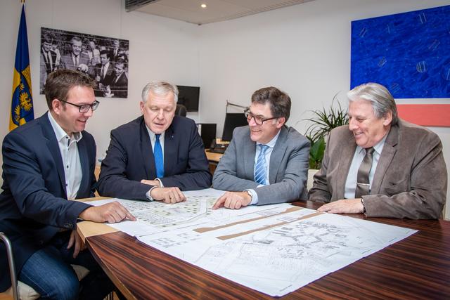 Christian Haberhauer, Martin Eichtinger, Andreas Krauter und Alfred Graf mit den Plänen des Gesundheits- und Wohnzentrums. | Foto: Regina Eder