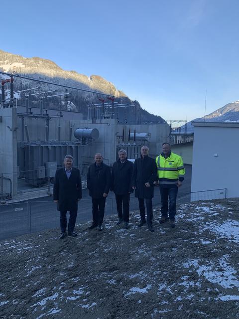 LH-Stv. Josef Geisler und Bürgermeister Johann Schreyer freuen sich mit den TINETZ-Geschäftsführern Thomas Trattler und Thomas Rieder (li.) sowie Baukoordinator Armin Seekircher (re.) über einen weiteren Meilenstein zur Absicherung der Stromversorgung im Zillertal. | Foto: TINETZ/platzermedia