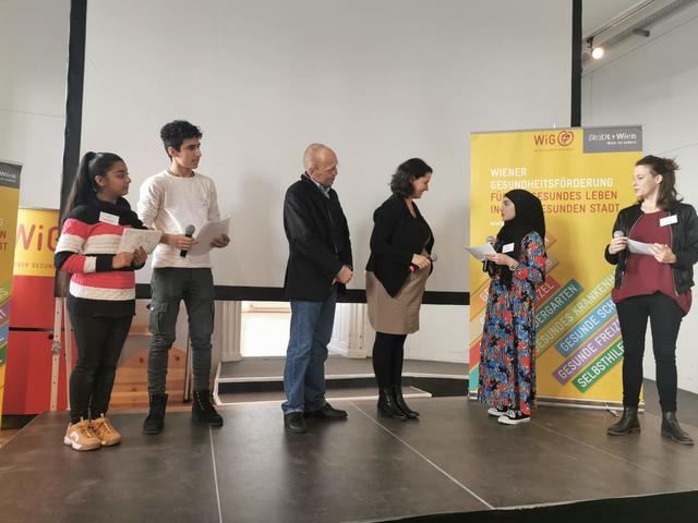 Schüler der Neuen Mittelschule Pfeilgasse interviewten auf der Jugendgesundheitskonferenz Bezirkschefin Veronika Mickel-Göttfert. | Foto: lreis