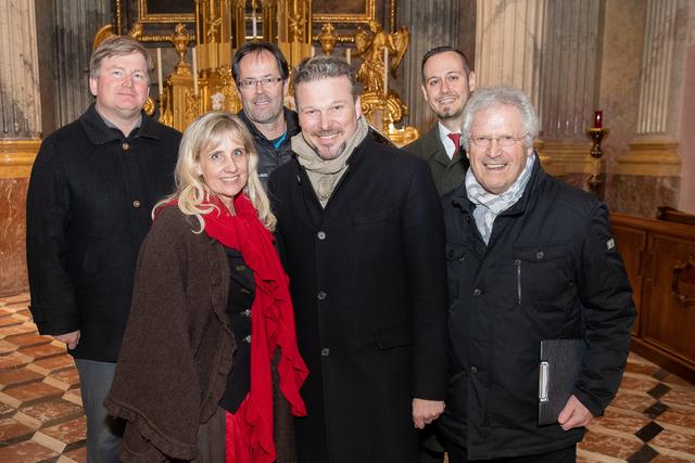 Beim Stillen Advent: Stiftspfarrer Christian Stromberger, "OberPostillion" Georg Guggenberger, Chorleiterin Sylvia Brandstätter, Vize-Bgm. Wolfgang Germ, Chorleiter Benjamin Buchacher und Richi Di Bernardo  | Foto: Richi di Bernardo