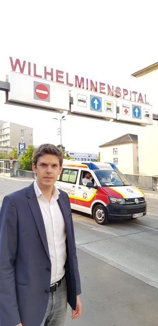 Stefan Trittner vor dem Wilhelminenspital.