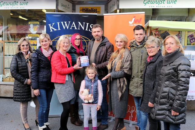 Präsidentin Eva Ninaus vom KC Styrian West und ihr Team danken der JW Voitsberg mit Hans-Peter Schreiner, Elvira Sackl und Daniel Muik für die Spende. | Foto: Cescutti