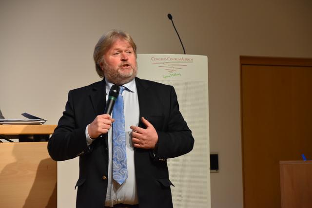 Unter der Wahlleitung von Martin Kofler von der Abteilung Tourismus des Landes Tirol schritten die Mitglieder zur Abstimmung per Stimmzettel.  | Foto: Barbara Fluckinger
