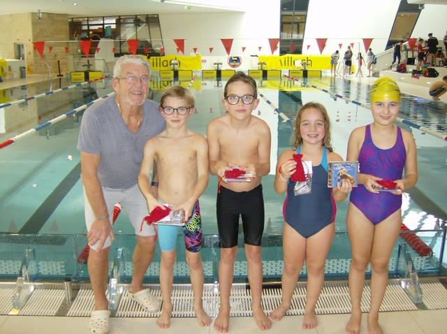 Peter Lassnig, Präsident des Kärntner Landesschwimmverbandes, überreichte einen Sonderpreis an Karl Kastner, Julian Ameseder, Anna Nemmert und Anna Beiten. | Foto: SU Osttirol