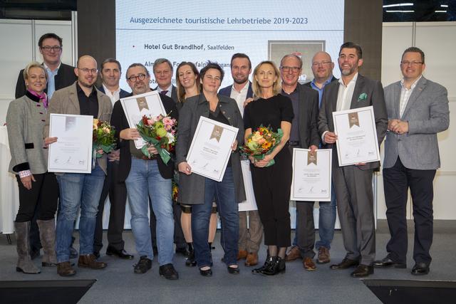 Juryvorsitzende Silvia Kraschowetz, Landesausbildungsleiter Benedikt Lang, Christian Herzog (Übergossene Alm Resort), Georg Imlauer, Obmann der Fachgruppe Hotellerie, Markus Widauer (Almhotel Forsthofalm), Direktor BD OSR Dipl.-Päd. Ernst Khom (Landesberufsschule Obertrum), Christina Neudegger (Hotel Nesslerhof), Stephanie Eisner-Ouvrard (Ebner’s Waldhof), Hermann Neudegger (Hotel Nesslerhof), Waltraud und Josef Altenberger (Hotel Krallerhof), Ernst Pühringer, Obmann der Fachgruppe Gastronomie, Thomas Baliamis (Hotel Gut Brandlhof), Albert Ebner, Obmann der Sparte Tourismus und Freizeitwirtschaft. | Foto: Camera Suspicta/Susi Berger