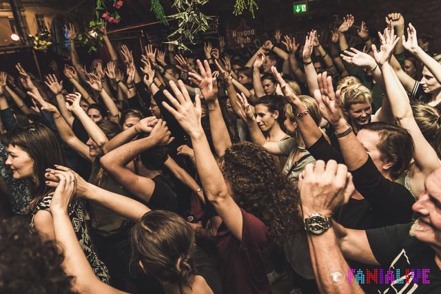 Clubbing und Live-Show: "Balkan to Bollywood", die [dunkelbunt] Clubnacht im Fanialive. | Foto: Cobas Photography