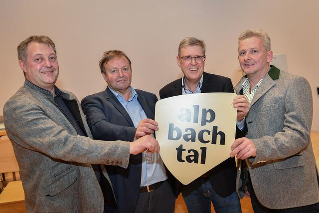 Der neu gewählte Vorstand des TVB Alpbachtal &amp; Tiroler Seenland präsentiert das neue Logo – im Bild: Obmann-Stv. Johann Heim, Aufsichtsratsvorsitzender Johann Hausberger, der neue Obmann Gebhard Klingler und Obmann-Stv. Markus Vögele (v.l.).  | Foto: Grießenböck