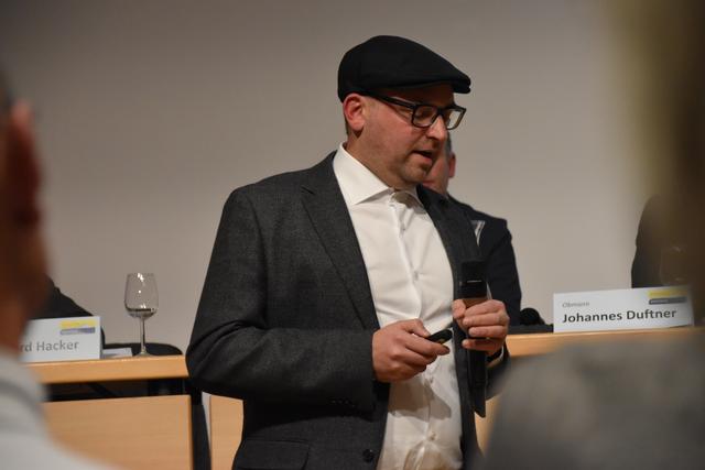 Julian Sprengel, Geschäftsführer der Agentur Norden, präsentierte den TVB-Mitgliedern das neue Logo. | Foto: Barbara Fluckinger