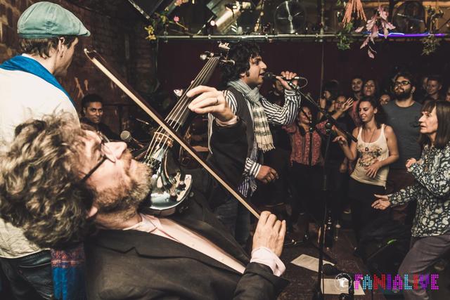 Intensität des Live-Erlebnisses: [dunkelbunt] und Geiger Aliosha Biz im Fanialive.  | Foto: Cobas Photography
