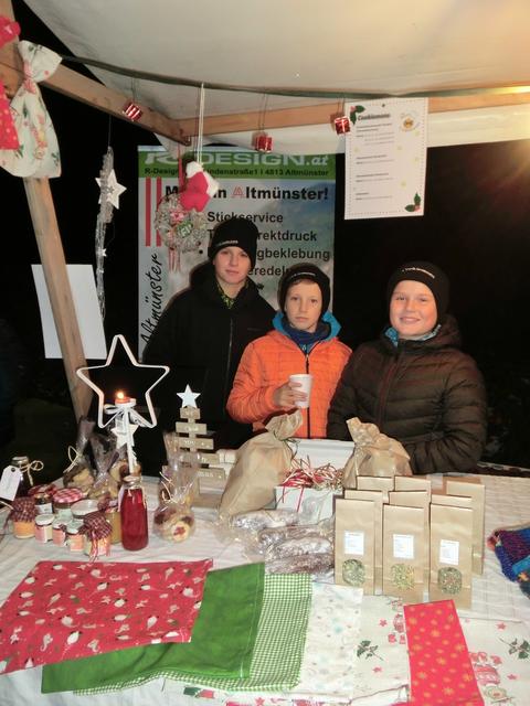 Die Schüler der NMS Neukirchen beim Verkaufsstand im Aurachtal. | Foto: NMS Neukirchen