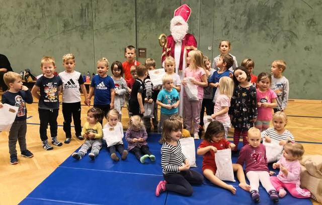 Der Nikolaus beim Eltern-Kind-Turnen mit einen Teil der Kinder