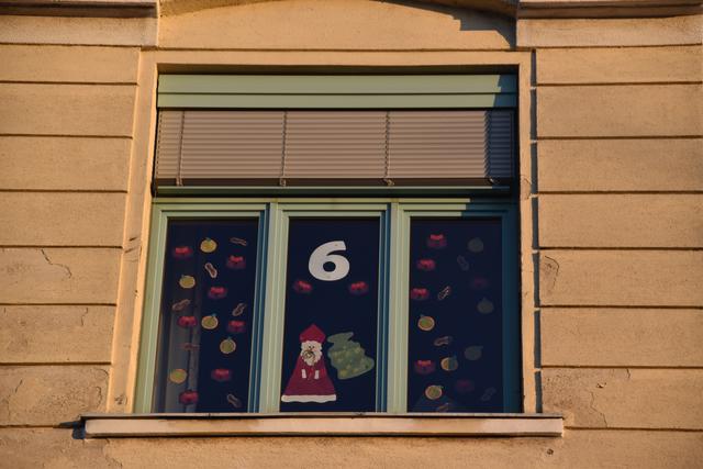 Im sechsten Fenster der "Adventschule" verteilt der Nikolo Äpfel, Orangen und Nüsse. Das muss man gesehen haben. | Foto: Karl Pufler