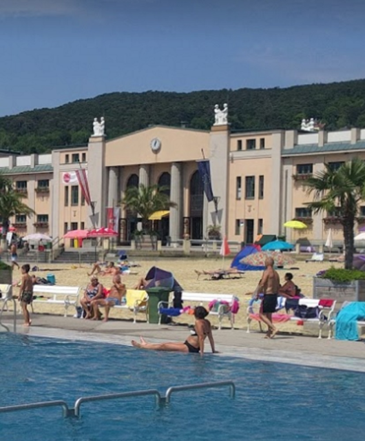 Im Jahr 2017 waren die Statuen (über dem Eingang, ganz weiß herblitzend) noch im denkmalgeschützten Strandbad. | Foto: zVg