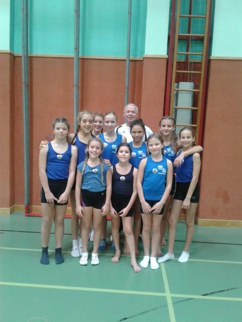 Die Jungturnerinnen aus Wieselburg haben sich wacker geschlagen und ihr Trainer Wolfgang Huber holte den Sieg. | Foto: ATV Wieselburg