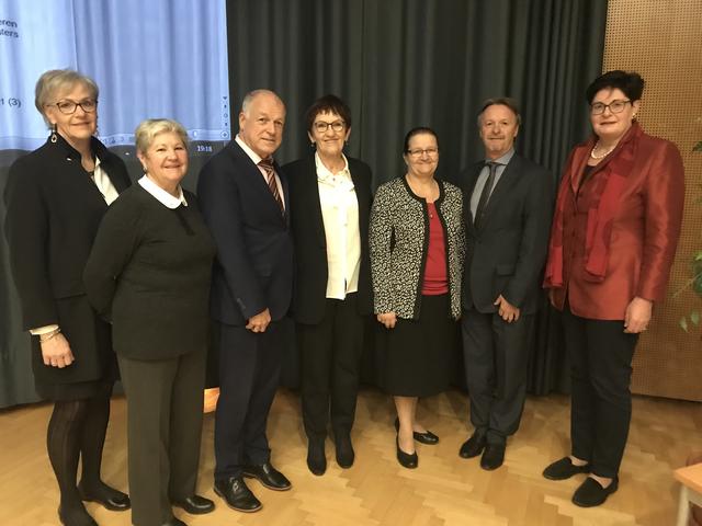 Gemeinderatssitzung in Ferlach: Cornelia Hribernik, Edith Oblitschnig, Ingo Appé, Astrid Kirschner-Mack, Sonja Woschnak, Franz Wutte und Andrea Müller-Tschebull (v.l)