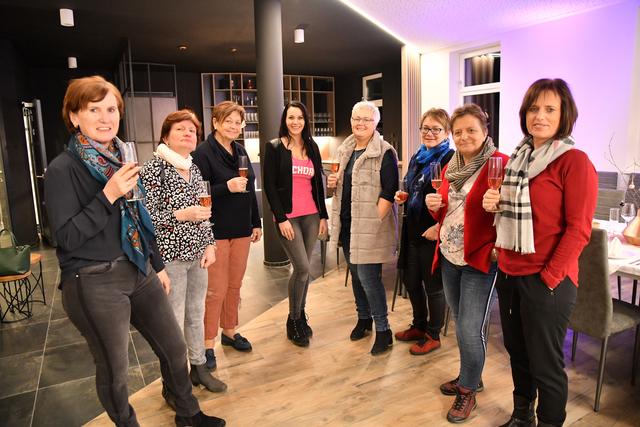 ÖVP Frauen mit Regina Priglinger-Simader (vierte von li) und Vizebürgermeisterin und Obfrau Anneliese Bräuer (fünfte von li).