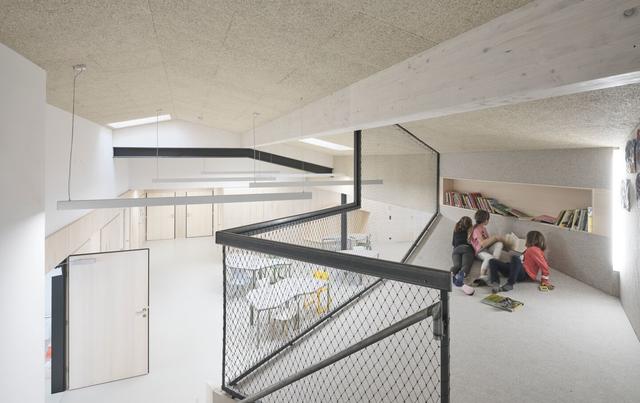 In der gepolsterten Leseecke sollen die VolksschülerInnen sich ausdrücklich "hinlümmeln", so Direktorin Spielmann. | Foto: Schulen an der Kettenbrücke