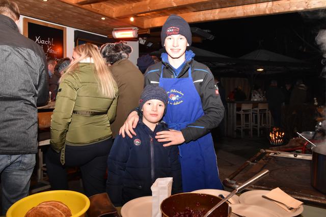 Patrick und Lorenz verköstigten die Besucher mit Glühwein und Kiachl. | Foto: Michael Kendlbacher