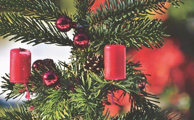 In ein paar Sekunden kann der Weihnachtsbaum zu brennen beginnen, wenn man nicht aufpasst.