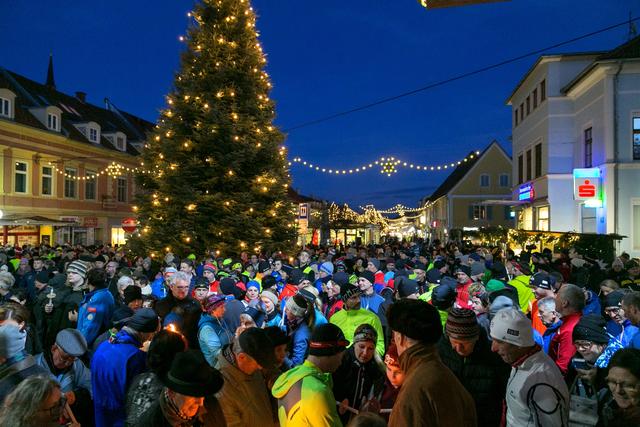 Vom Deutschlandsberger Hauptplatz aus wird das Friedenslicht im ganzen Bezirk verteilt. | Foto: Alois Reinprecht
