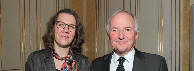 Iris Rauskala, Ministerin für Bildung, Wissenschaft und Forschung, zeichnete Karlheinz Pöschl mit dem Titel „Professor“ aus.