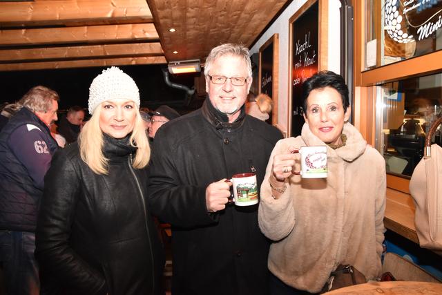 Christa, Erich und Maria ließen es sich bei einer Tasse Glühwein gut gehen.  | Foto: Michael Kendlbacher